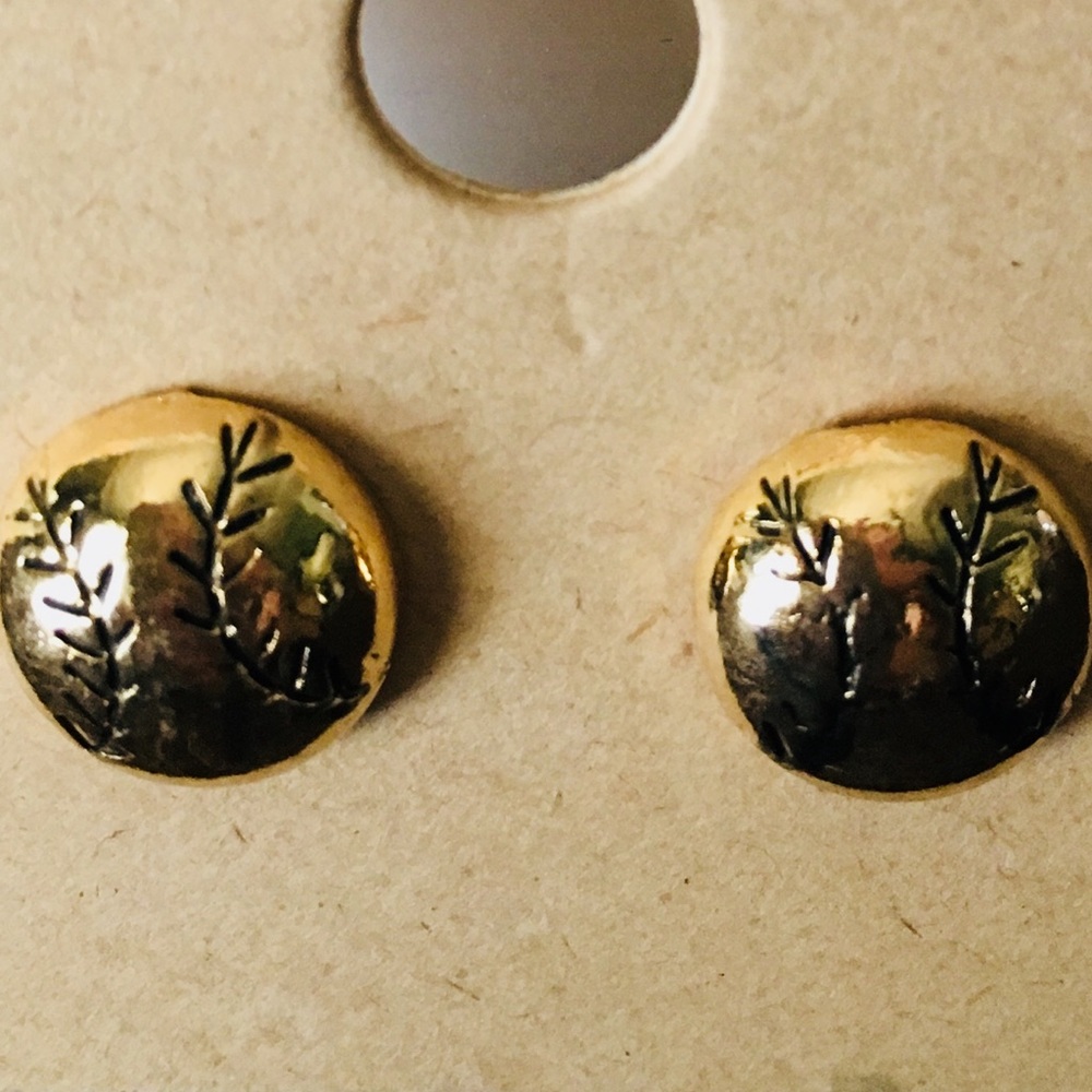 Adorable small Baseballs ⚾️ Earrings gold tone